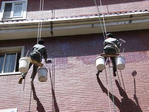 外墻防水——用JS彈性防水漿料混合水泥圖刷到平整的外墻基面 或者使用柔韌型防水涂料涂刷，如果不貼瓷磚，建議做一個簡單的保護(hù)層。