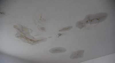 現(xiàn)在有相當(dāng)數(shù)量的樓房（這里主要說(shuō)明的是混泥土基面的平面屋頂）屋頂漏水，