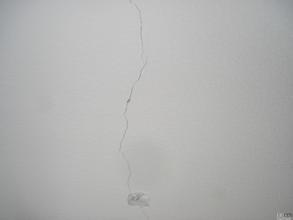 現(xiàn)在有相當(dāng)數(shù)量的樓房（這里主要說(shuō)明的是混泥土基面的平面屋頂）屋頂漏水，