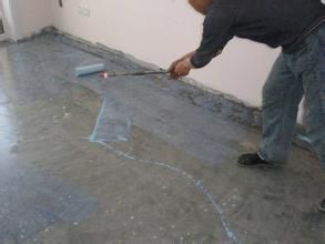 歐耐克界面劑的用途：主要用于大理石、墻面等光滑面粘貼前處理。歐耐克工程師曾做過(guò)實(shí)驗(yàn)，可以通過(guò)界面劑在玻璃上、瓷磚上貼瓷磚，粘接牢固，沒有掉磚情況。界面劑現(xiàn)場(chǎng)施工圖