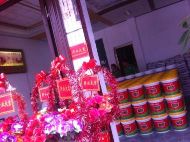 賀喜羅城梁總形象店開業(yè)！梁總是歐耐克防水的老客戶，一直是河池宜州的代理，在宜州防水市場具有很強的市場影響力。2015年，梁總加大了在防水方面的投入，在羅城開了一家新的防水店——歐耐克防水羅城形象店。